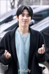 [MD포토] 홍이삭, 오늘은 안경 안쓰고 왔어요