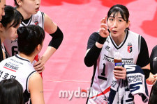 작전타임? 각자 하고 싶은 폭풍 대화에 감독도 선수들 눈치…3위 등극 정관장의 비결은 [곽경훈의 현장]