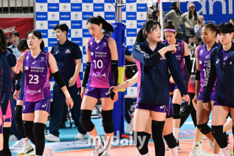 김연경 잡은 메가-지아 쌍포 '눈물도 같이 터졌다'…7년 만에 봄 배구 한 발 앞으로 [곽경훈의 현장]