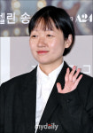 [MD포토] 셀린송 감독, 떨리는 손인사