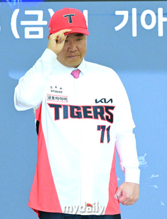 [MD포토] KIA 이범호 감독 '강렬한 눈빛'