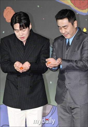 [MD포토] 류승룡-안재홍, '닭강정 구해야해!'