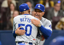 [MD포토] 로버츠 감독-베츠 