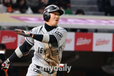 [MD포토] 삼진 하주석 송영진 볼 빠르네