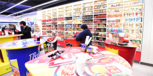 [MD포토] CU 홍대상상점 ‘라면 라이브러리’ 외국인 관광객 성지 되다