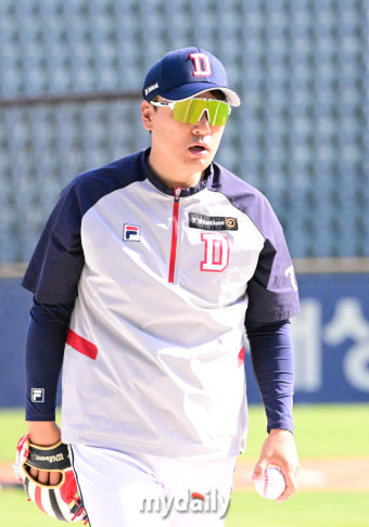 [MD포토] 두산 이승엽 감독 '불펜 포수에 이어 오늘은 1루수'