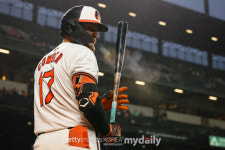 이보다 더 좋은 출발을 할 수 없다…ERA 0, 16탈삼진 733억 日 좌완 환상적인 한 달에 극찬