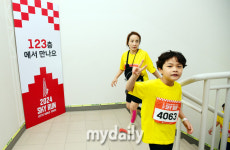 “아이 업고 뛰어!” 롯데월드타워 어린이 스카이런 ‘눈길’