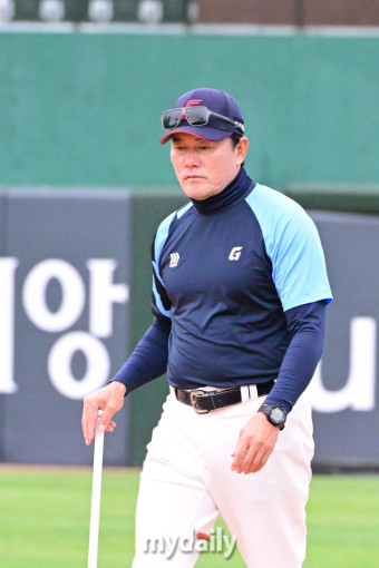 [MD포토] 선수들 훈련 준비하는 롯데 김민호 코치