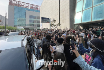 [MD포토] '무질서의 끝판' 뮤직뱅크 출근길 중단사태