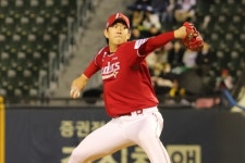 '송영진 첫 승+정준재 결승타' SSG 4-2 제압 '2연패 탈출', 1선발 무너진 LG 3연패 [MD잠실]