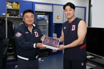 '약 5250만원 상당' 박정원 구단주가 쐈다! 두산, 선수단에 최고급 태블릿PC 지급