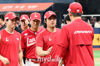 [MD포토] 이숭용 감독 '멀티 홈런 최정 대단해!'
