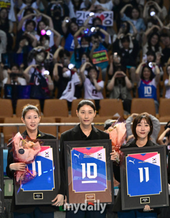 [MD포토] 김연경 '팬들과 함께 국가대표 은퇴 기념촬영'
