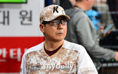 [MD포토] 경기 지켜보는 키움 홍원기 감독