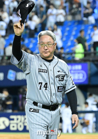 '대타 문현빈 스퀴즈 성공' 김경문 감독 미소 