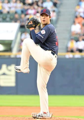[MD포토] 롯데 선발 이민석 '간결한 와인드업'