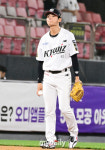 [MD포토] 포구 실책 KT 박민석 '이닝 끝낼 수 있었는데'
