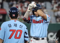 원맨쇼 로하스 2안타 3타점+박영현 진땀 SV…박승욱 치명적 실책 KT, 롯데에 5-4 짜릿한 역전승 [MD부산]