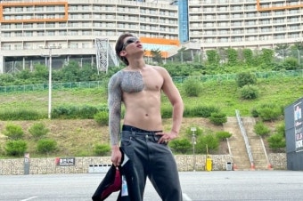 덱스, 오토바이 타다 과감한 상의 탈의…
