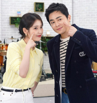 조정석×아이유 러블리 투샷, “12년 흘렀는데 얼굴이 그대로야”