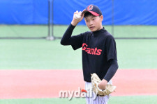 [MD포토] 포수와 사인 교환하는 김성윤