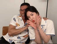 송혜교, 남사친과 즐거운 데이트…입술 chu~ 애교 가득 [MD스타]