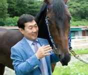 영화 ‘챔프’ 실제 주인공 김영관 조교사, 역대 최다 1500승 신기록 앞둬
