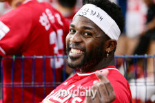 다~많이 사랑해 복덩이 타격 1위 외인의  한글사랑…벤치 아닌 영역 침범(?) 팬 서비스 [곽경훈의 현장]