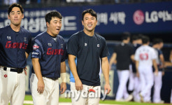 [MD포토] 전준우-정훈 승리 미소