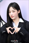 [MD포토] 뉴진스 민지, 귀여운 손하트