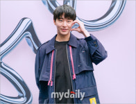 [MD포토] 원태민 '훈훈한 볼 하트'