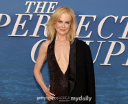 니콜 키드먼, 불륜연기로 베니스영화제 여우주연상 수상…모친상 당해 시상식 참석 못해[해외이슈]