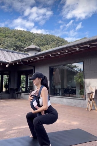 김윤지, 딸 안고 산후운동…출산 두 달만 '납작배' 이유있네 [MD스타]