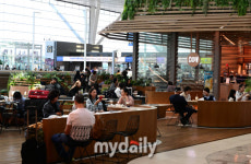 [MD포토] 인천국제공항 2터미널 카페를 이용하는 관광객들