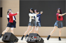 [MD포토] 피프티피프티 학교에서 펼치는 멋진 공연