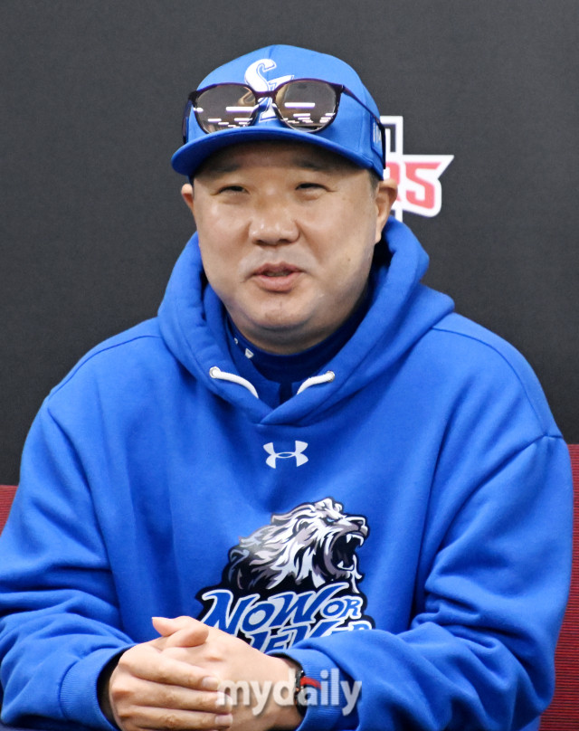삼성 라이온즈의 박진만 감독, 선수들을 격려하며 LG전 승리에 열정 담은 리더십 기리 - KBO리그