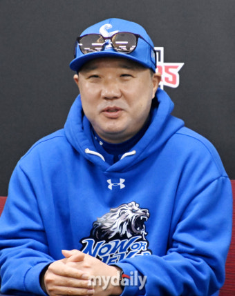 삼성 라이온즈의 박진만 감독, 선수들을 격려하며 LG전 승리에 열정 담은 리더십 기리 - KBO리그