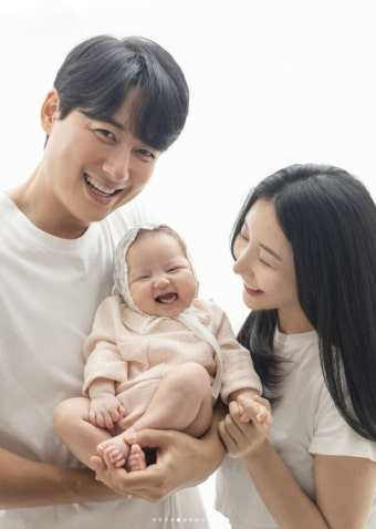 ‘아야네’ 이지훈, 완성형 미모 딸 ‘뒤집기’ 성공 “시간 진짜 빠르다…멈췄으면”