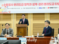 [MD포토] 환영사 하는 민주당 신정훈 의원