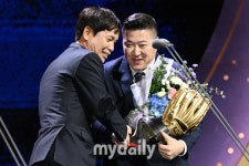 [MD포토] 지명타자 골든글러브 수상하는 KIA 최형우