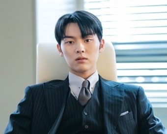 '문가영과 뽀뽀 유출' 최현욱, 시크한 수트핏 자태…이건 찐홍보! [그놈은 흑염룡]