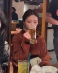 있지 유나, 맥주 마시고도 말랐네? 뺨이 발그레