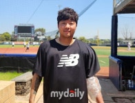 집중력 자체가... RYU 껌딱지 됐네 좌완 파이어볼러가 말하는 류현진 캠프 효과