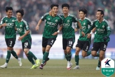 명가가 돌아왔다! 박진섭-전진우 연속골 전북, 김천에 2-1 역전승...포옛, K리그1 데뷔전 첫 승