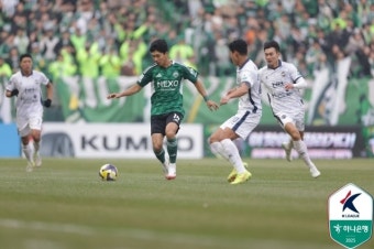 명가가 돌아왔다! '박진섭-전진우 연속골' 전북, 김천에 2-1 역전승...포옛, K리그1 데뷔전 '첫 승'