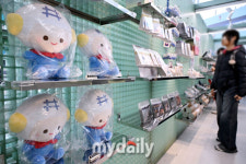 '트레인 메이츠' 굿즈 구경하는 고객들 [MD포토]