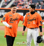 [MD포토] 김태균 은성아, 한화 타선을 부탁해