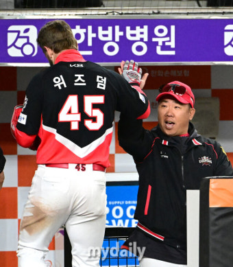 [MD포토] 이범호 감독 '위즈덤 홈런은 최고야'