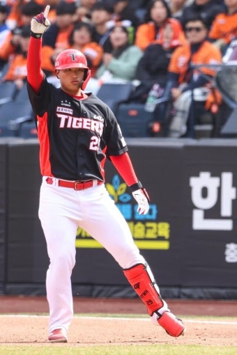 ML 88홈런 거포 금토일 다 터졌다! 김선빈 역전타, 조상우 5아웃 퍼펙트…KIA 스윕 굴욕 면했다, 류현진 첫 승 실패 [MD대전]